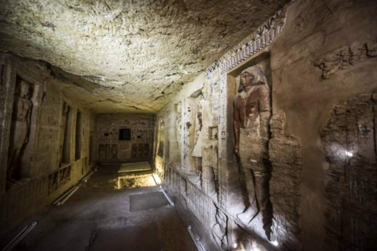 El Gobierno de Egipto desveló la existencia de una tumba de 4,400 años de antigüedad en buen estado de conservación y con una pigmentación de vivos colores, que pertenecía a un sacerdote de la corte del faraón Nefer-Ir-Ka-Re, de la V dinastía.