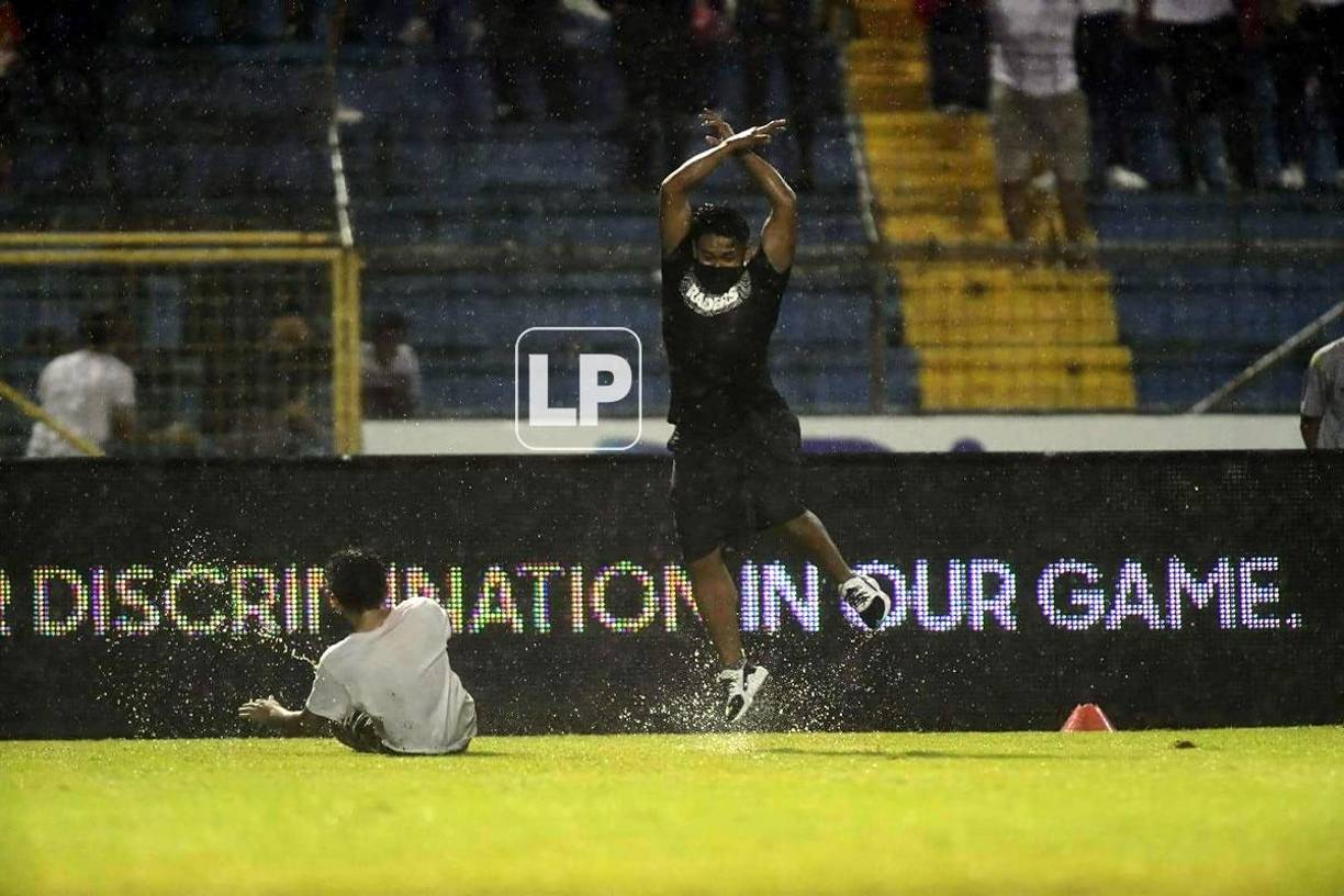 Estos aficionados entraron al campo durante los minutos finales del partido.