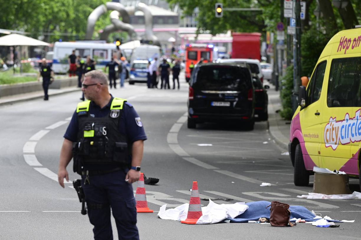 Según informó previamente “Bild”, el conductor trató de huir de la zona tras estrellar su vehículo, pero fue retenido por transeúntes hasta la llegada de la policía.