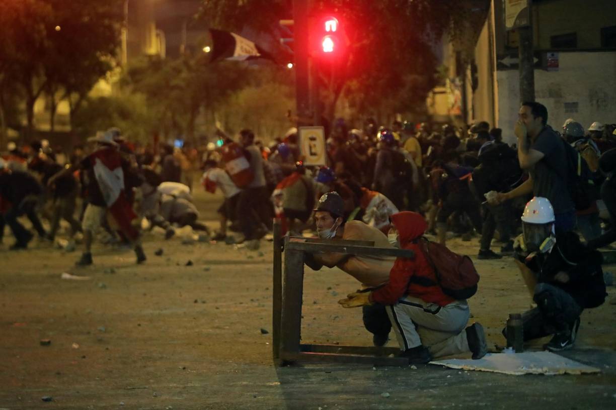 Detonaciones de bombas lacrimógenas de la policía e intercambio de pedradas y bloques de cemento marcaron el ritmo de una noche violenta el sábado, donde hubo al menos siete heridos que permanecen hospitalizados, y 28 policías lesionados, según la Defensoría del Pueblo.