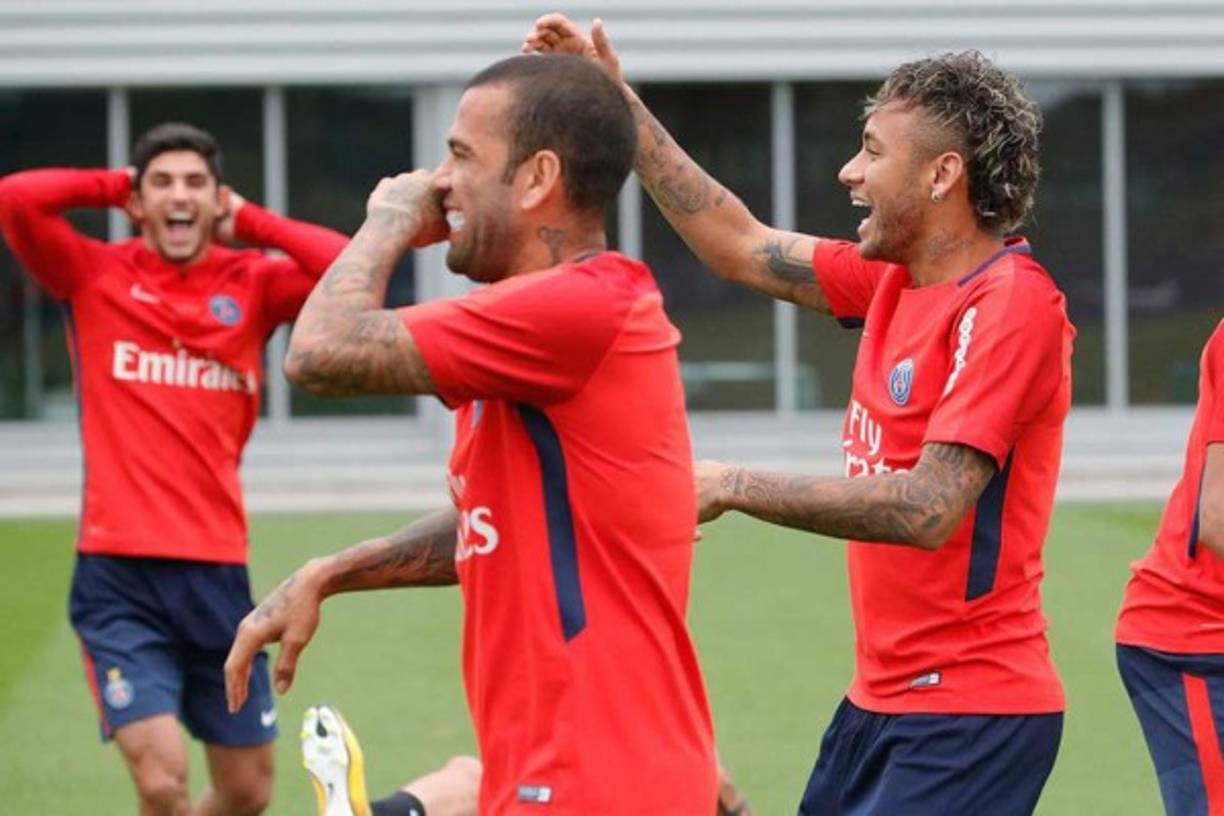 'Vente al PSG', sería el mensaje que Neymar y Dani Alves habrían transmitido a Alexis Sánchez, atacante del Arsenal. Según publica El Mercurio, los dos jugadores habrían llamado al chileno para convencerlo de que fiche por el equipo parisino.