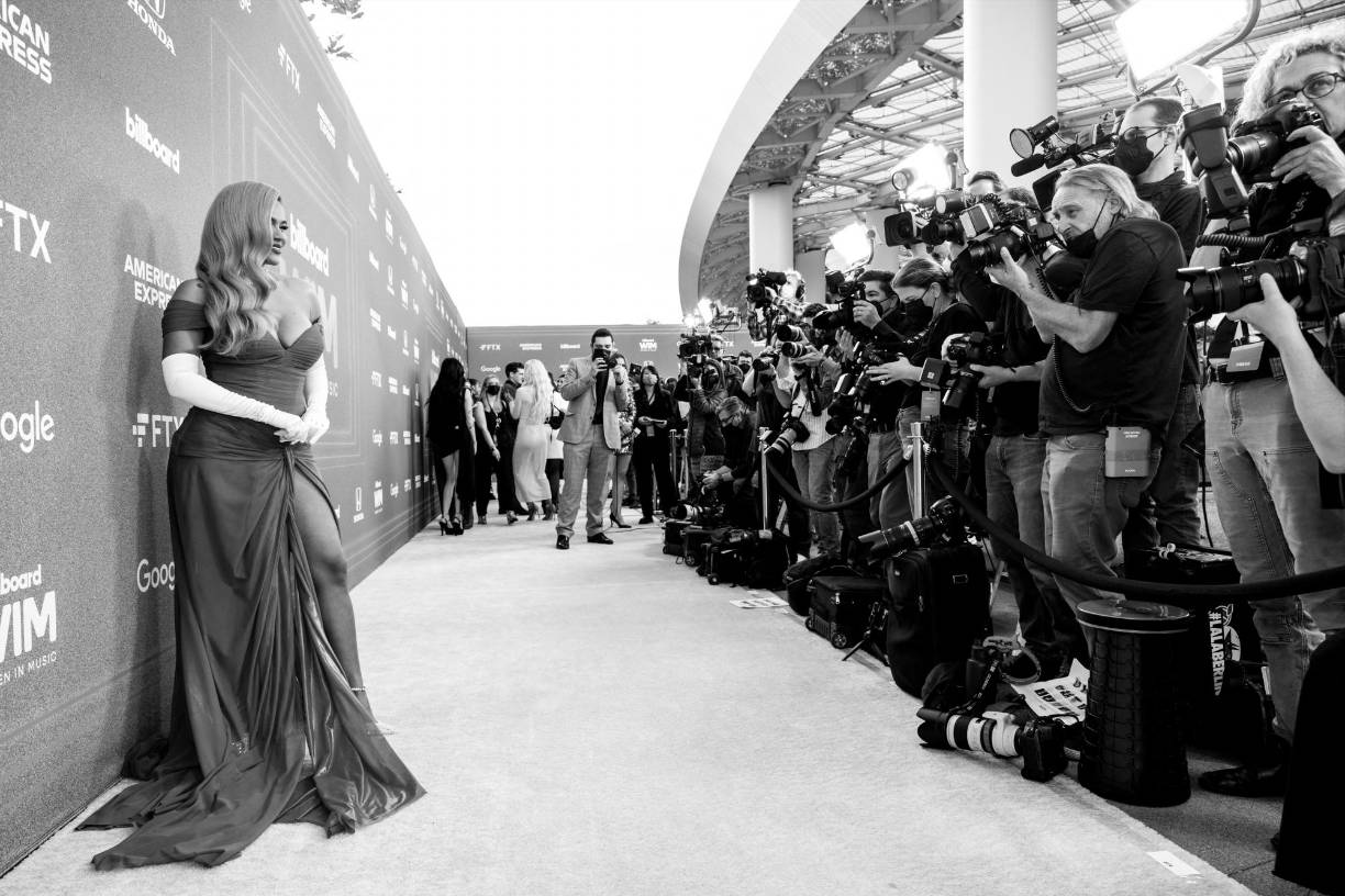 Karol G fue la única latina homenajeada en la gala, que también premió a Olivia Rodrigo como mujer del año y a Bonnie Raitt con el título Icon Award. H.E.R., Phoebe Bridgers, Doja Cat, Gabby Barrett, Saweetie y Summer Walker fueron el resto de premiadas. 