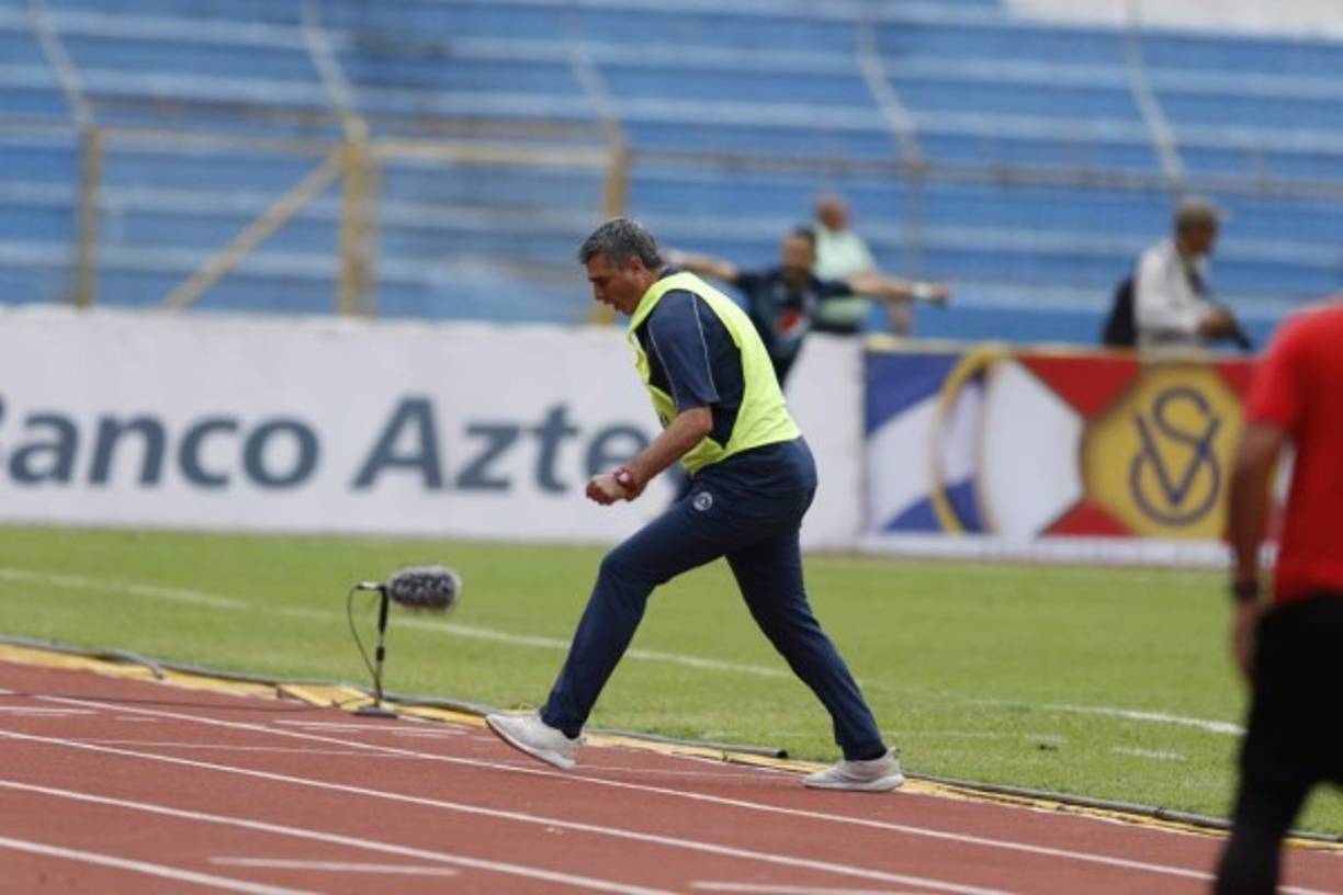 El show de Diego Vázquez continuó con este eufórico festejo luego del gol de Gonzalo Klusener.