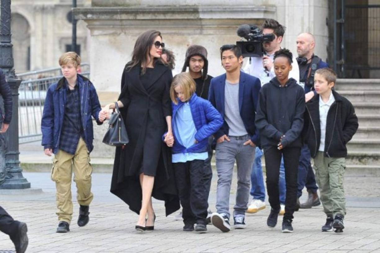 Angelina Jolie es madre de seis niños, tres de ellos adoptados. En 2008, la actriz tuvo con Brad Pitt, dos gemelos a los que llamaron Vivienne Marcheline y Knox Leon.