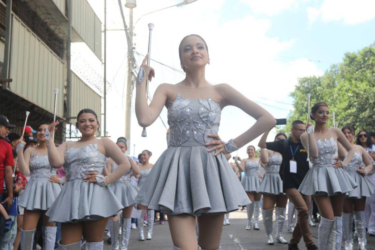 Lindas palillonas del Central Vicente Cáceres deleitan a los capitalinos (FOTOS)