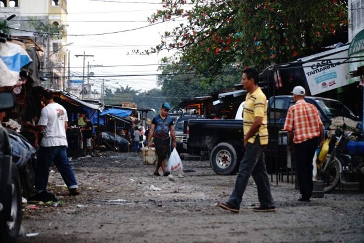 Vendedores claman a las autoridades por que les den una solución a los problemas que viven en los mercados.
