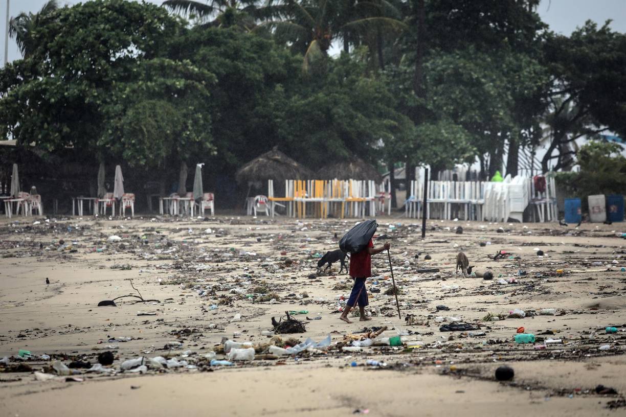 Huracán Blas deja dos muertos y desastres en México