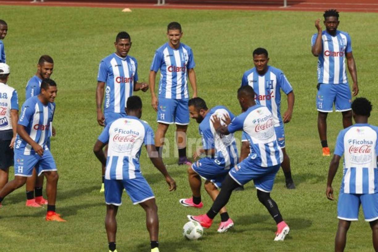 Brazil's forward Neymar (C) talks to his son Davi Lucca during a training session at Yug Sport Stadium, in Sochi, on July 4, 2018, during the Russia 2018 World Cup football tournament. / AFP PHOTO / NELSON ALMEIDA
