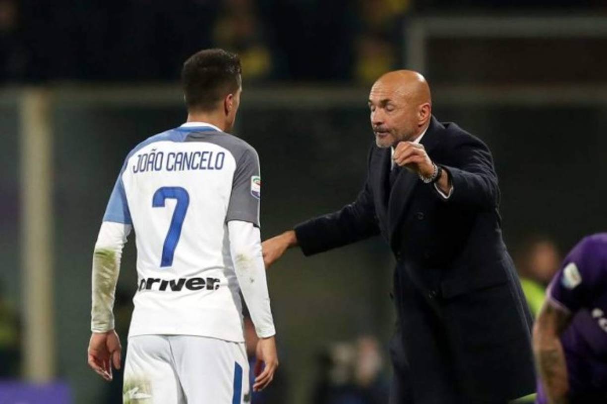 En el Inter han negado que Joao Cancelo salga del Inter. A veces, los jugadores se preocupan por las llamadas telefónicas que reciben. 'El trabajo de los agentes va en contra del de los entrenadores, pero en los jugadores que dependen del club, son los dirigentes los que deciden', comentó Spalleti, DT del equipo interista.