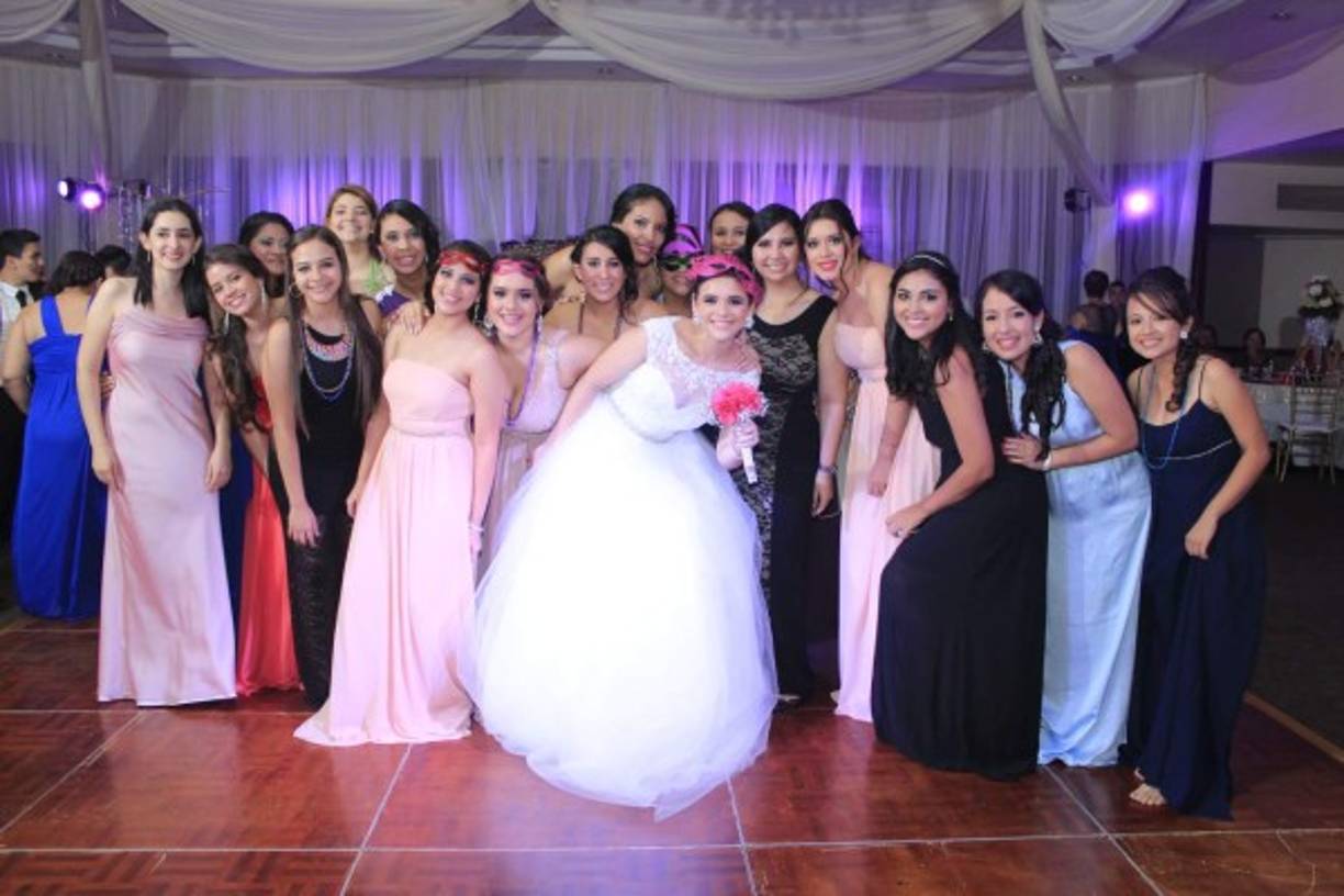 La novia con sus amigas, las que querían el ramo.