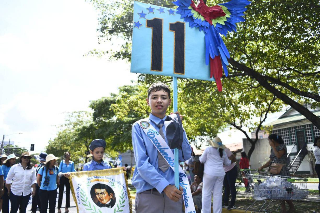 Este último integrado por niños y niñas vestidos de animales para hacer conciencia sobre la protección de flora y fauna.