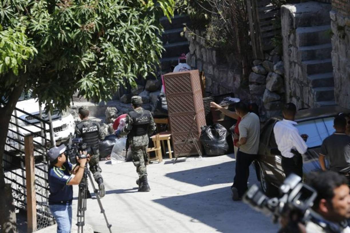 La Policía Militar se hizo presente, al igual que los medios de comunicación, pero eso no fenó a los asustados pobladores.