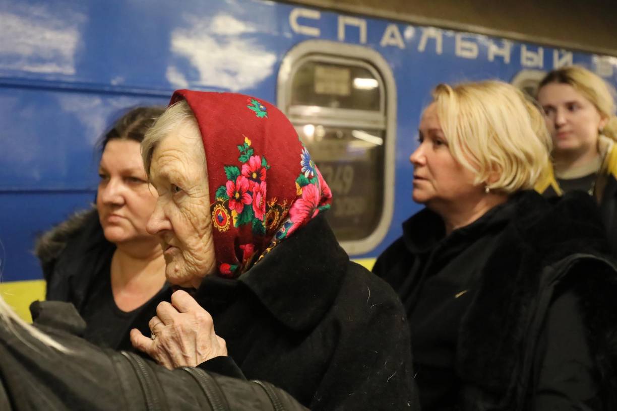 El operador ferroviario Deutsche Bahn permite a los refugiados viajar de gratis y se prepara para fletar más trenes desde la frontera de Alemania con Polonia.