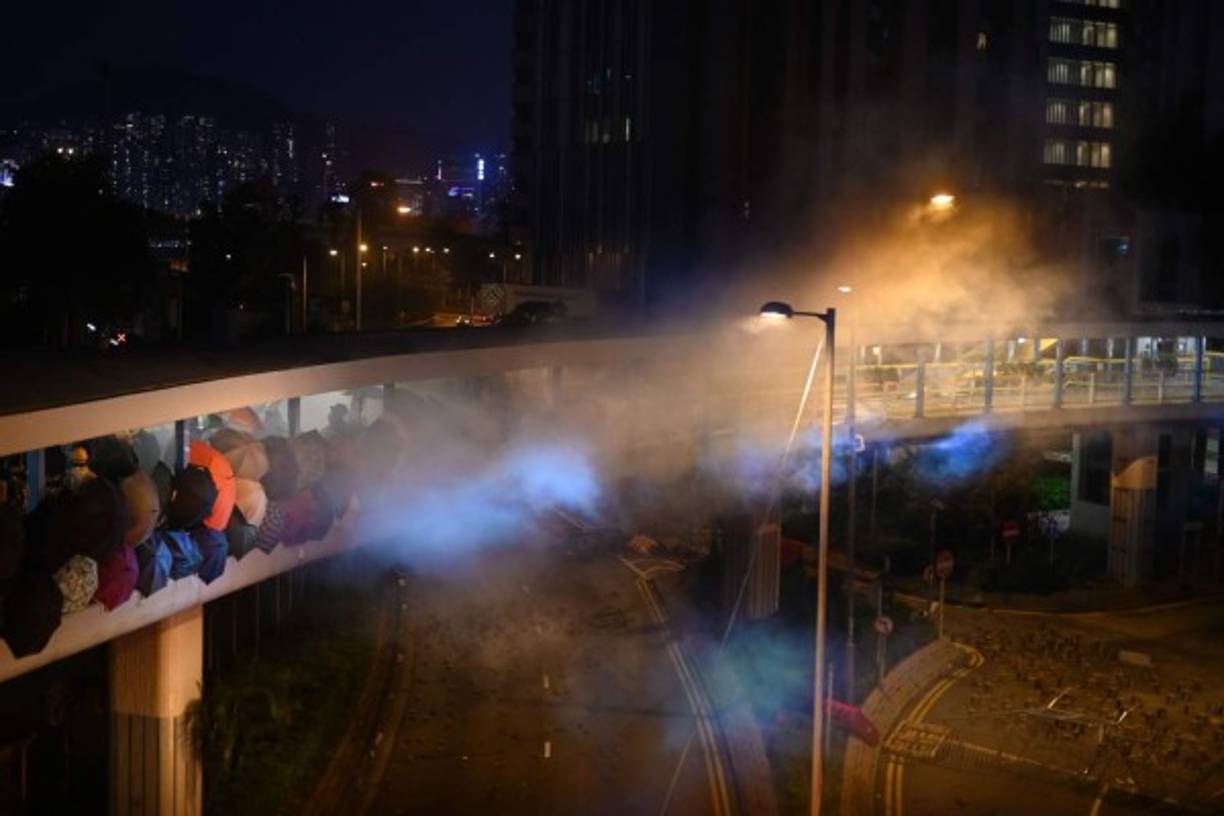 Agentes antidisturbios entraron en el campus sobre las 05.30 de la madrugada y detuvieron a varios jóvenes que se habían atrincherado durante días en el complejo; hora y media después, el rector de la Universidad anunció que había llegado a un acuerdo con la Policía para un 'alto el fuego' a cambio de que los manifestantes dejasen de atacar.