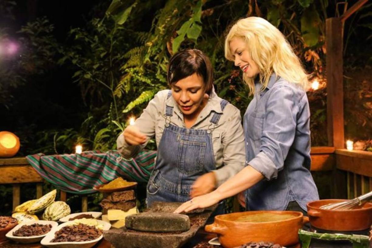 Shannon Kring junto a la empresaria hondureña de la industria de chocolates Maribel Lieberman quien le explica el proceso de elaboración de los dulces.