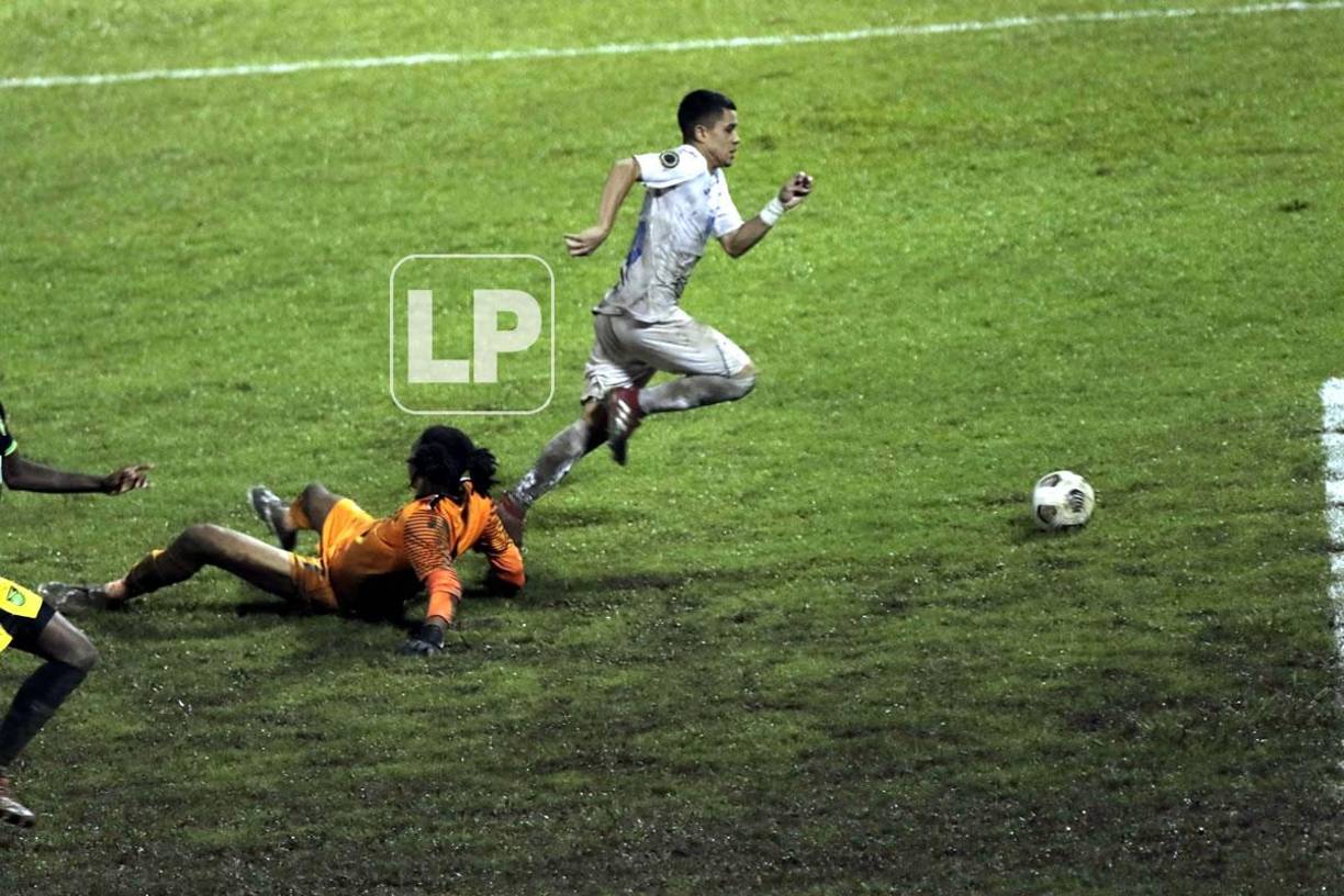 Isaac Castillo eludió la marca del portero jamaicano para firmar el 3-0 de Honduras.