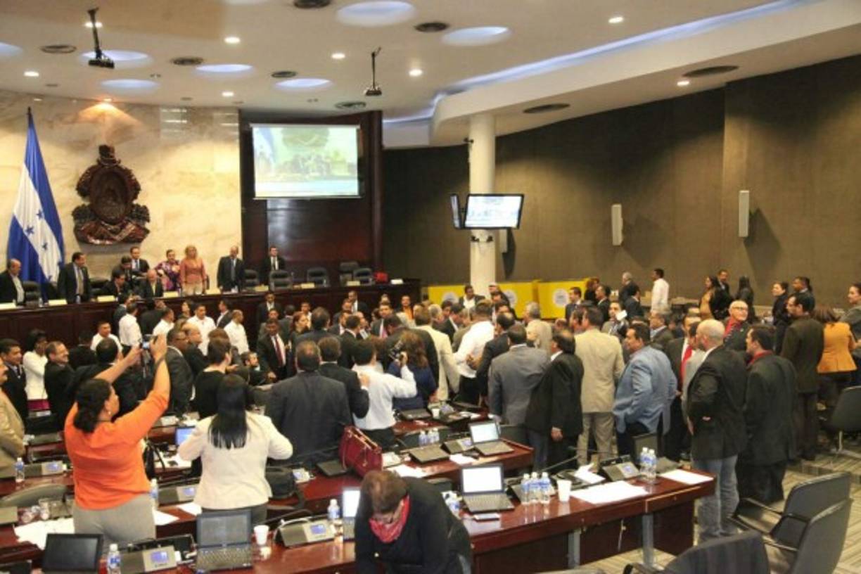 Varios diputados tuvieron que intervenir.