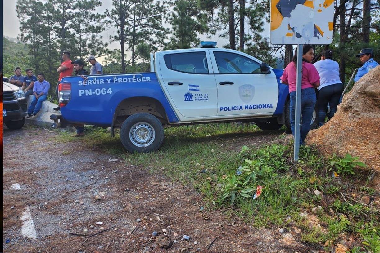 Los menos y su progenitor recogían madera de ocote cerca de su vivienda en la aldea Oloas. 