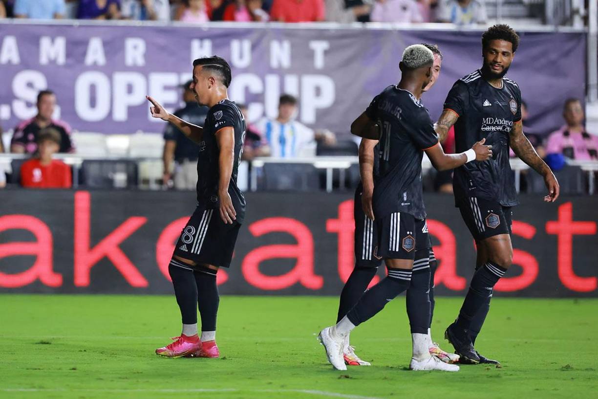 El marroquí Amine Bassi festeja el 0-2 del Houston Dynamo tras marcar de penal.