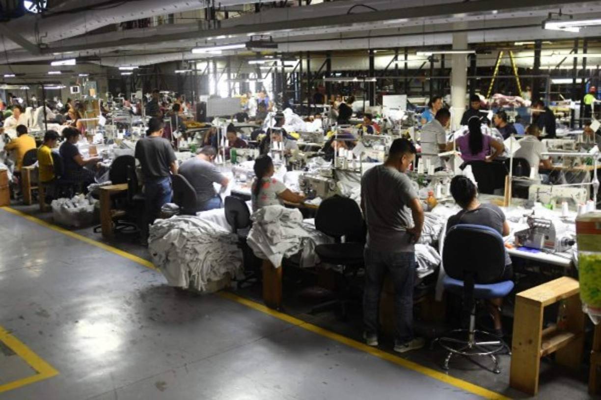 En medio del escándalo de las máquinas, en League se observa disciplina, elevada producción y por momentos se escucha una broma y sonrisas.