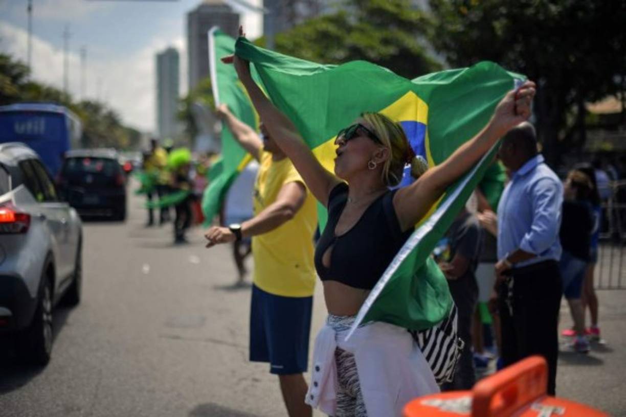 En medio de un ambiente festivo, los brasileños comenzaron a votar este domingo para elegir al presidente que durante los próximos cuatro años gobernará la mayor economía latinoamericana, con el ultraderechista Jair Bolsonaro, como favorito frente al izquierdista Fernando Haddad.