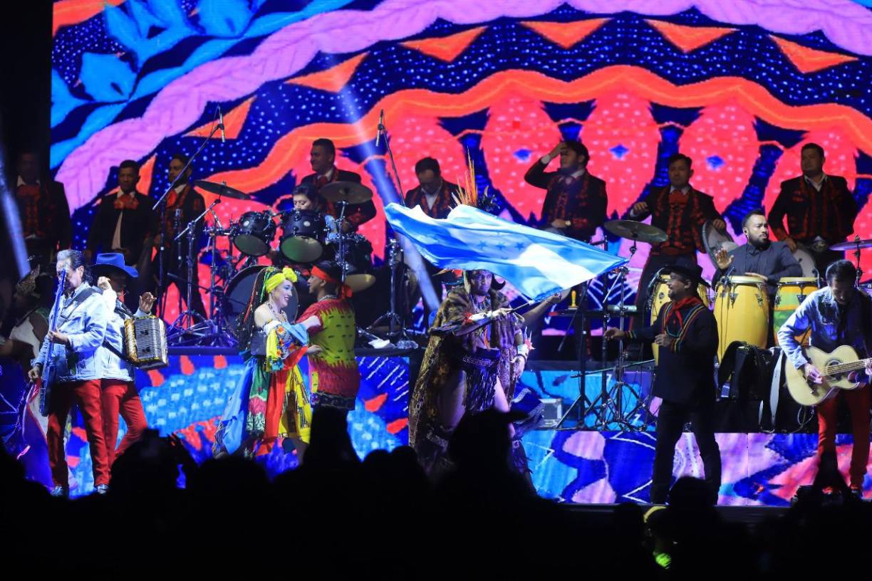 Los cantantes hicieron una maravillosa colaboración con los artistas hondureños. 