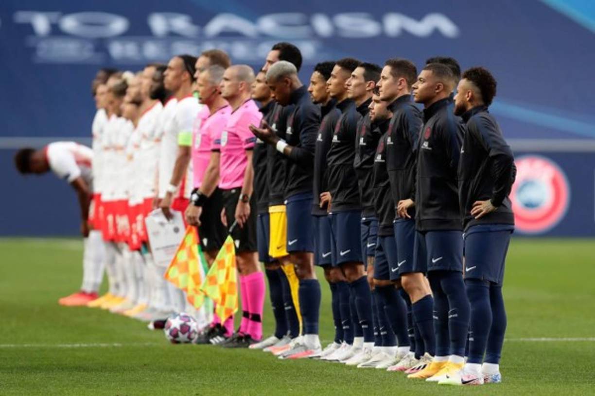 Los jugadores del PSG y RB Leipzig, más los árbitros, en línea mientras suena el himno de la Champions.