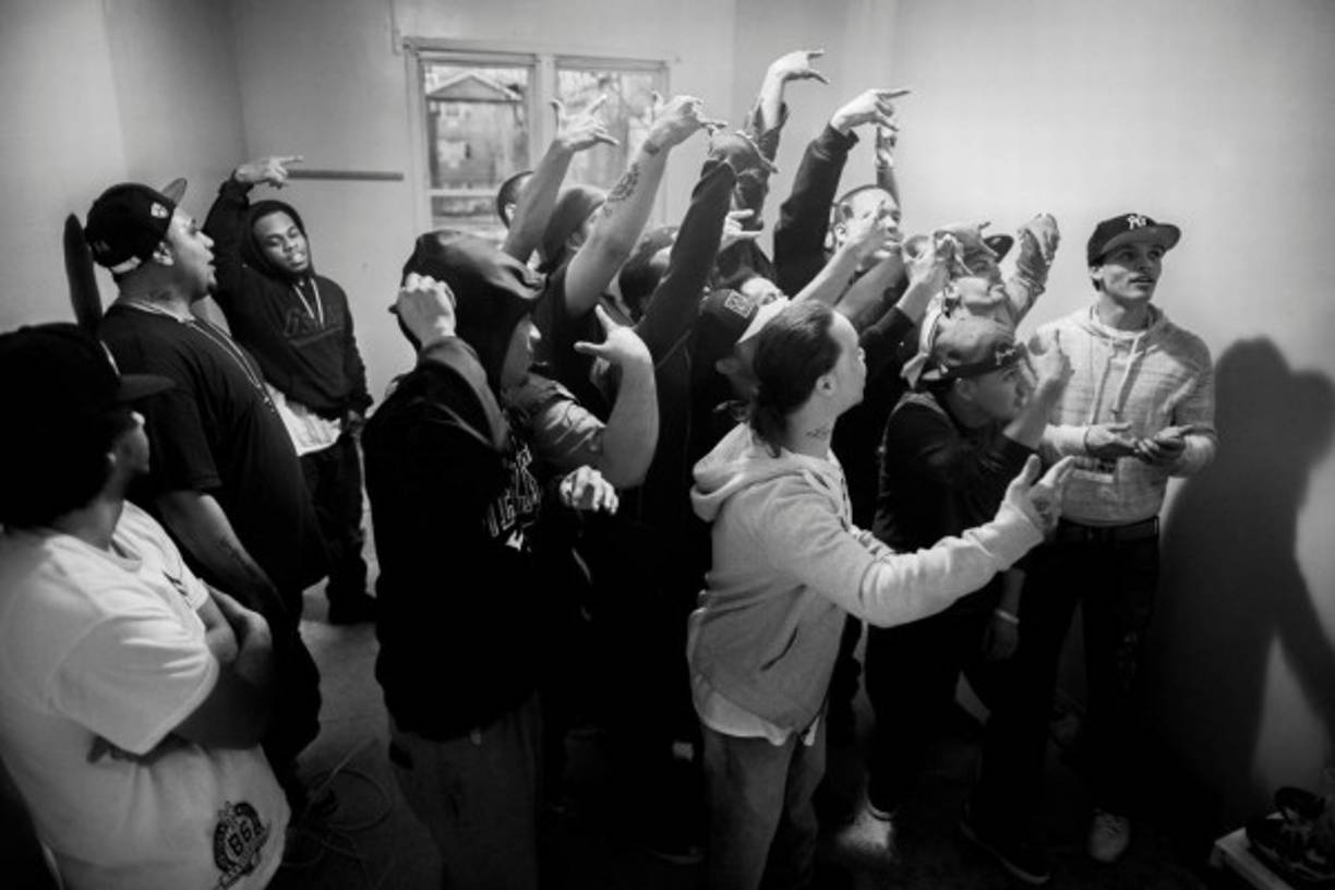 7. Los Trinitarios: Nacidos en Nueva York, esta pandilla está integrada en su mayoría por inmigrantes dominicanos. El FBI afirma que tienen presencia en varios estados, incluyendo Nueva Jersey, Connecticut, Rhode Island, Pensilvania, Carolina del Norte y Ohio. Se dedican al tráfico de drogas y armas. La policía logró obtener el decálogo de este grupo. 'Ningún trinitario puede decir a otra persona quién es la cabeza, ya que pone en peligro la seguridad de los trinitarios', reza el primer mandamiento de esta banda.