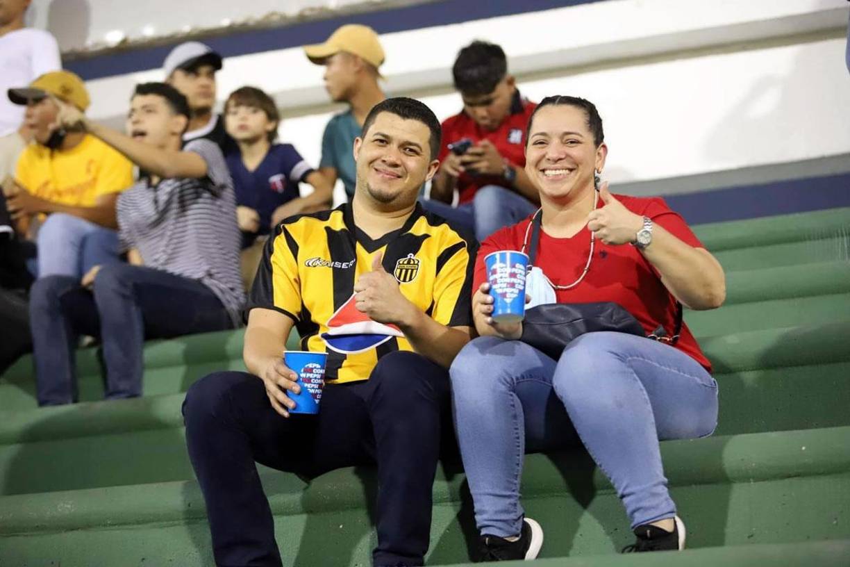 Aficionados del Real España viajaron a Comayagua para apoyar a su equipo ante Motagua.