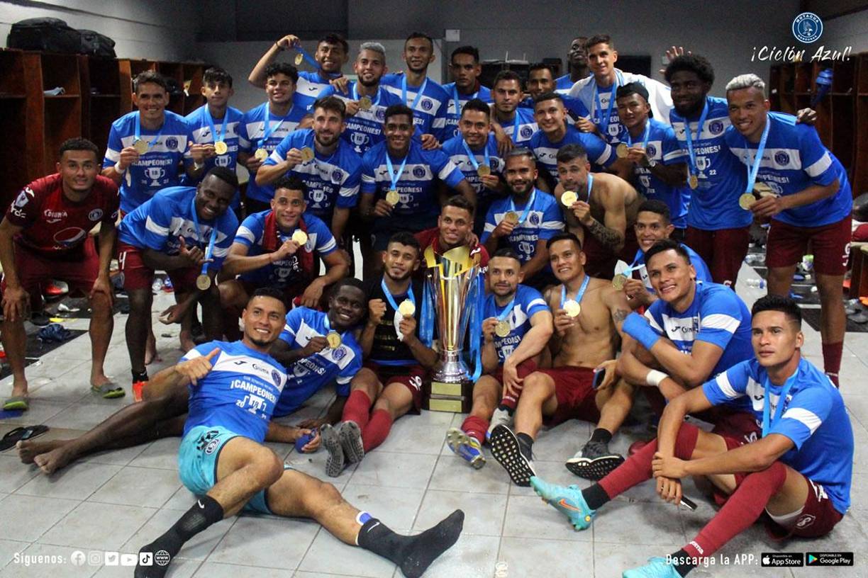 La celebración íntima del plantel del Motagua con la Copa en el vestuario del Olímpico.