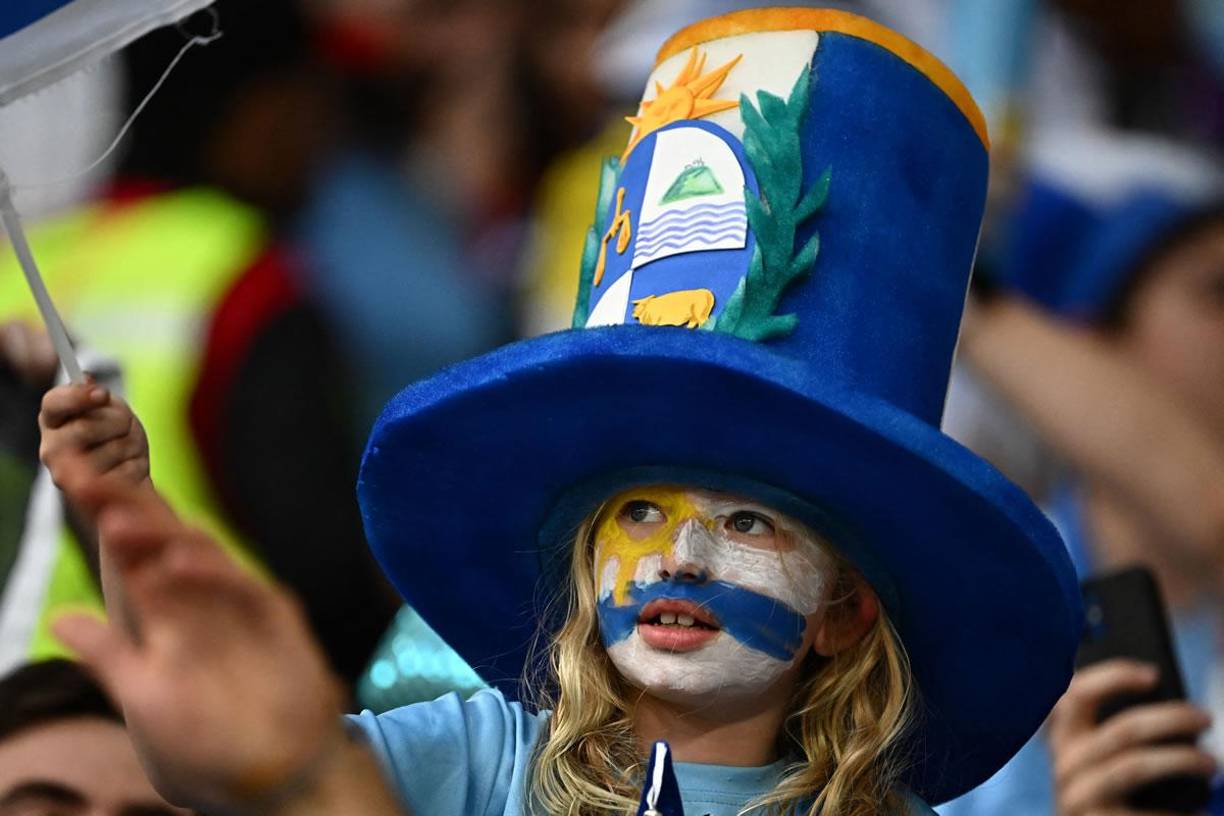 Locura por Son y lindas fans: ambiente del Uruguay-Corea