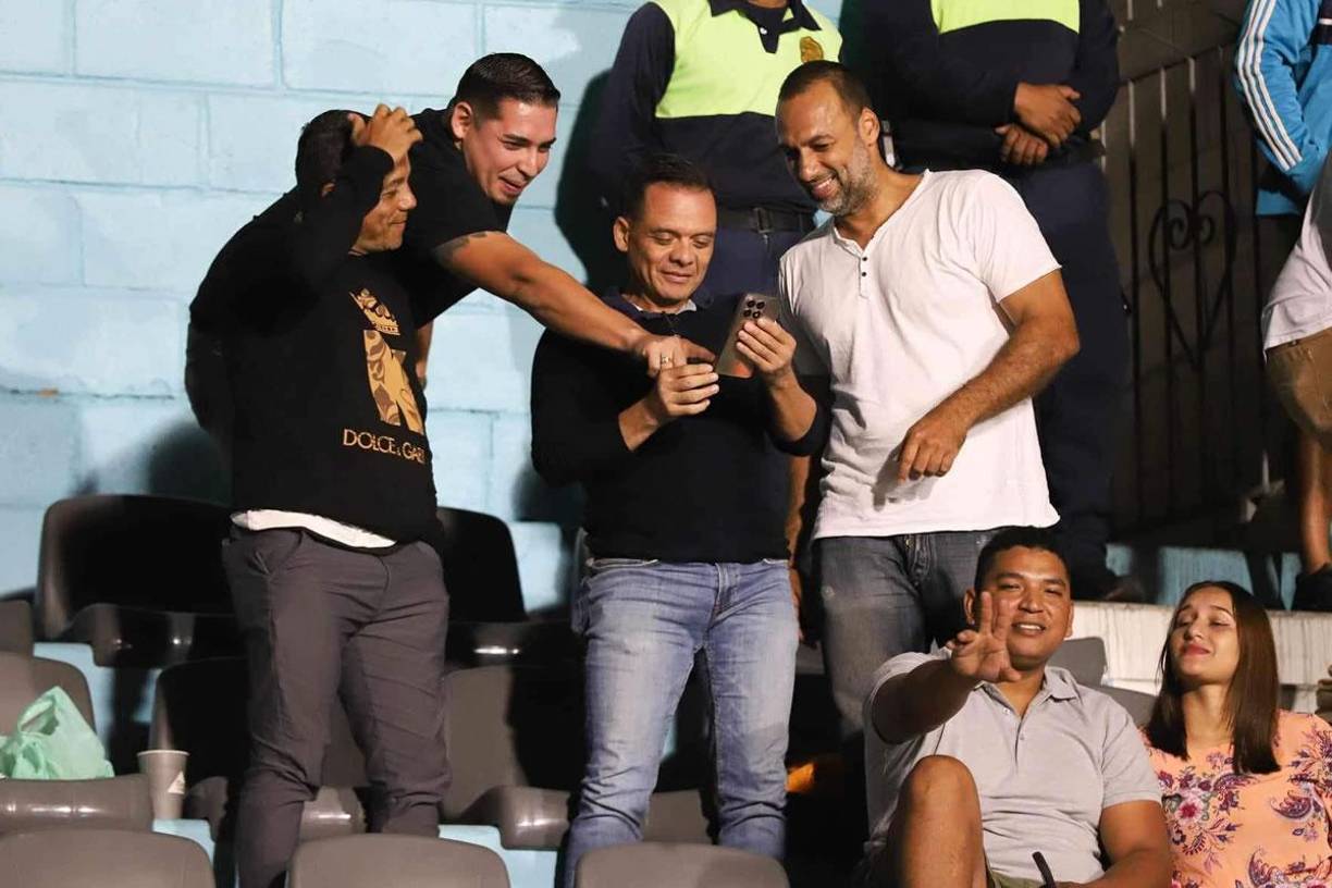 ¿Cómo quedó la selfie? Dani Turcios y Fabio de Souza se la pasaron bien en el estadio Nacional Chelato Uclés.