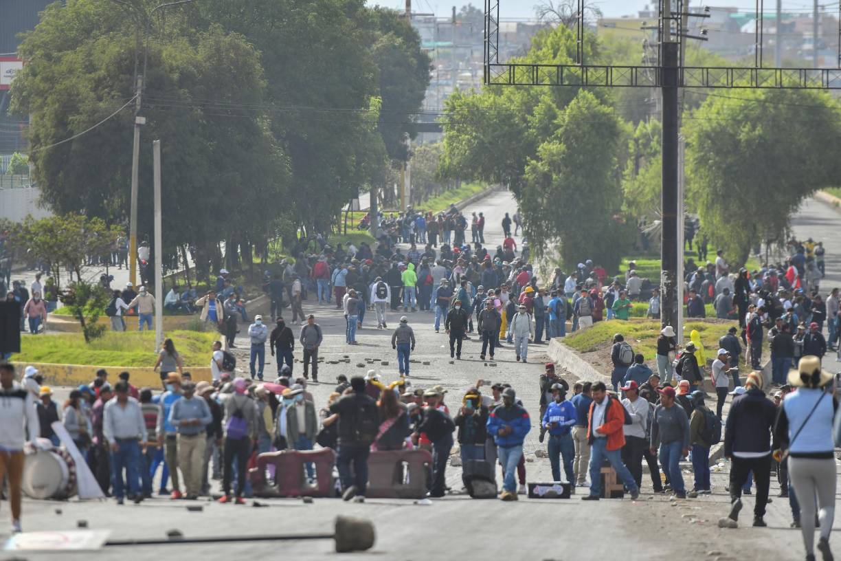 Cientos de manifestantes trataron este jueves de ingresar a las instalaciones del aeropuerto de Arequipa, la segunda ciudad más poblada de Perú, cuyas operaciones fueron suspendidas esta mañana como medida de prevención ante las protestas antigubernamentales que suman más 50 fallecidos.