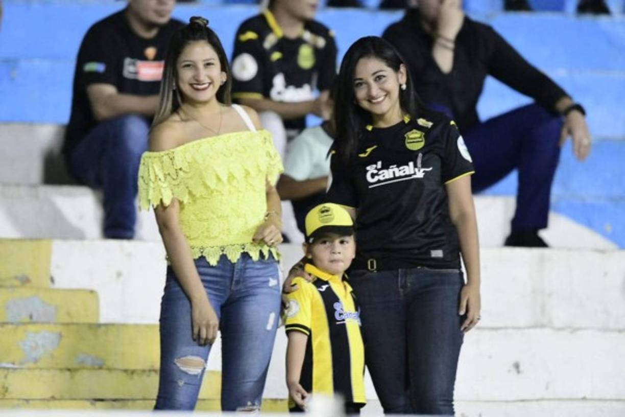 Bellas aficionadas del Real España apoyaron a la Máquina ante la UPN en el estadio Morazán.