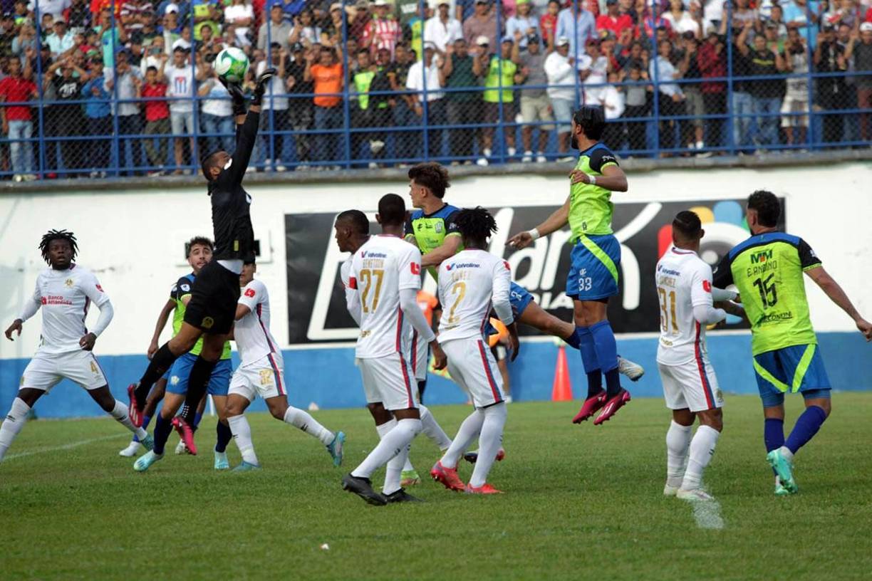 El portero Edrick Menjívar tratando de atrapar un centro del Olancho FC.