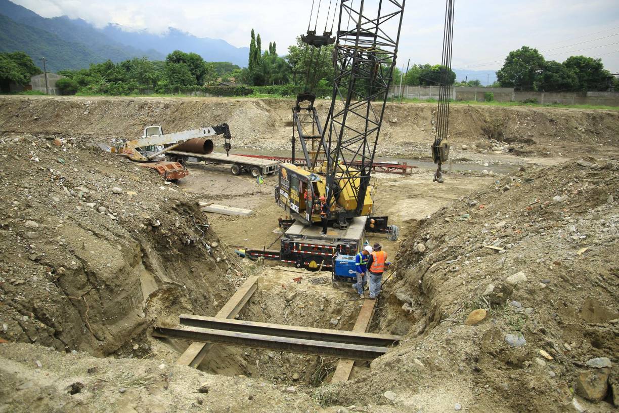 Maquinaria pesada ya trabaja en el hincado de pilotes del proyecto. 
