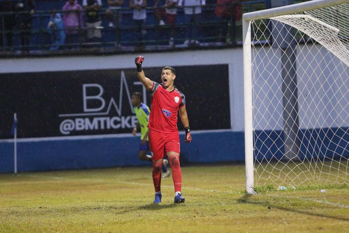 La euforia de Harold Fonseca celebrando que le detuvo el penal a Michaell Chirinos.