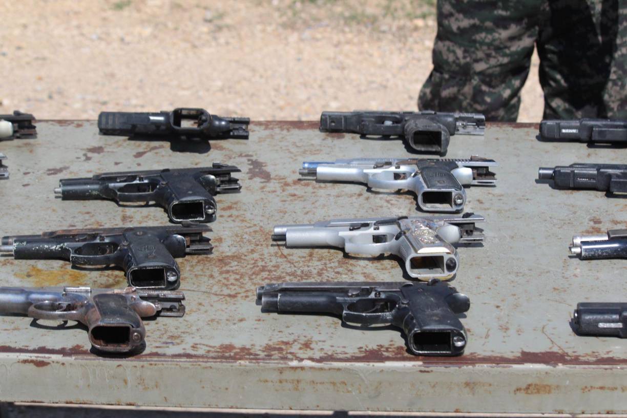 La PMOP comenzó con un registro minucioso de los pandilleros que controlaban las primeras cinco cárceles intervenidas, sacándolos de su interior solo en pantalón corto, descalzos y esposados, de una manera similar a lo que han hecho los militares en El Salvador, por instrucciones del presidente de ese país, Nayib Bukele.