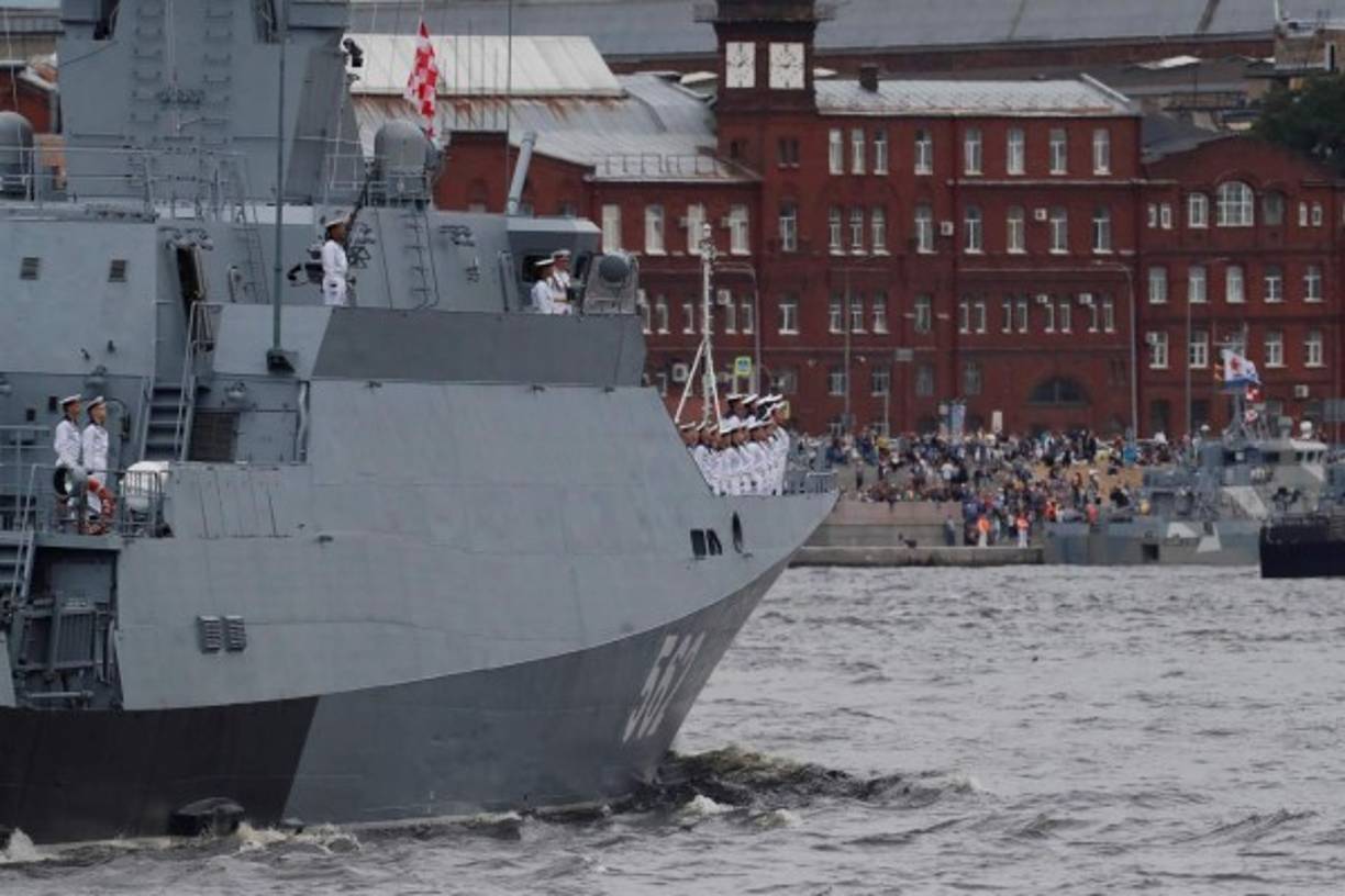 Más de medio centenar de navíos, de todos los clases y rangos- incluido el submarino nuclear de última generación 'Príncipe Vladímir'- desfilaron en el marco del evento anual por el río Nevá que atraviesa San Petersburgo, desde el corazón de la antigua capital de los zares hasta el golfo de Finlandia con las tripulaciones formadas en cubierta con uniformes de gala blancos.<br/>