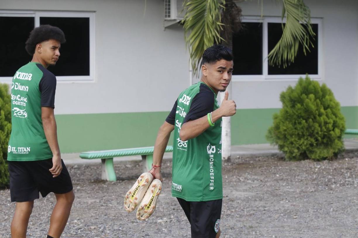 Isaac Castillo, el anotador del gol en el Nacional, saludando al lente de Diario La Prensa.