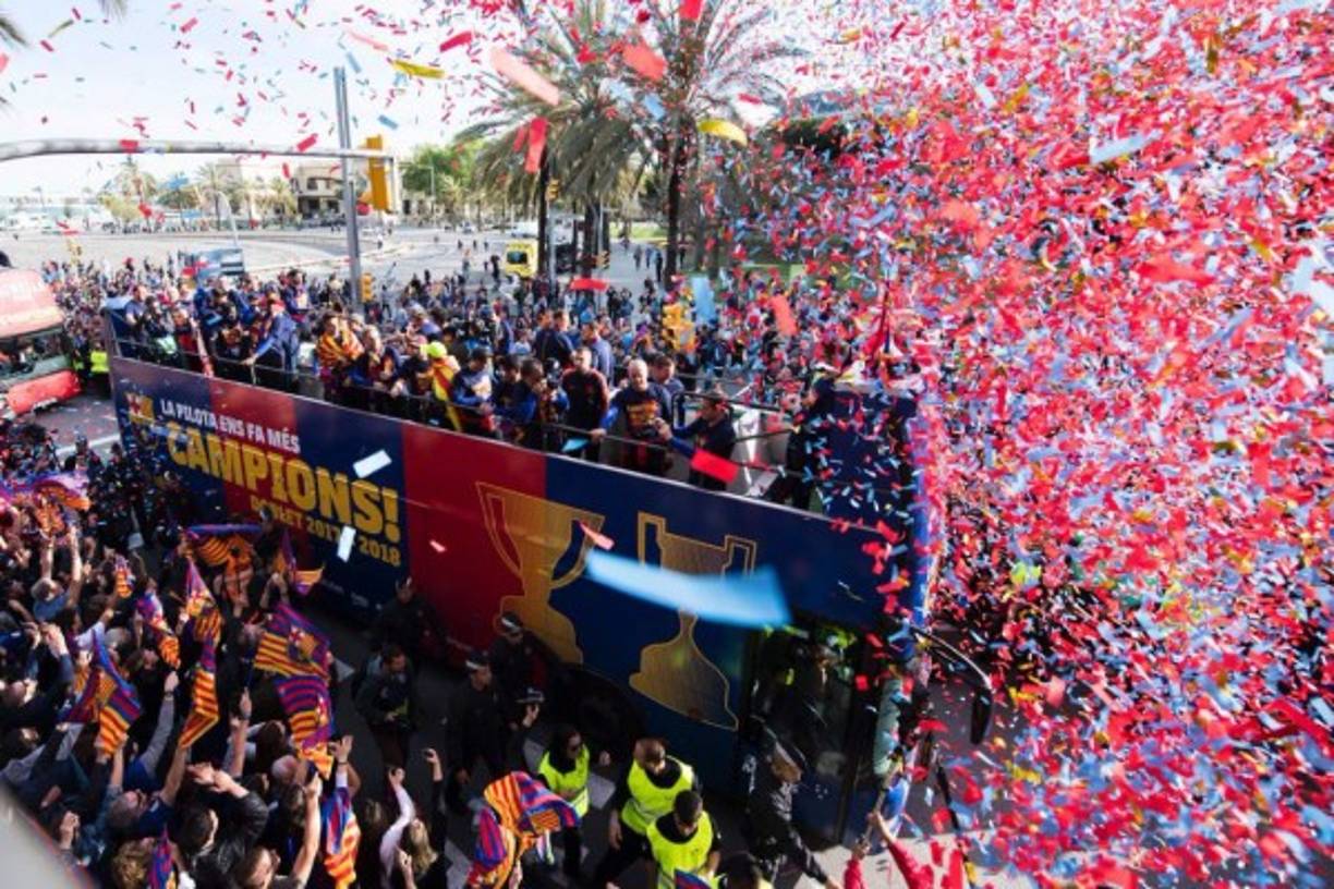 Miles de aficionados del FC Barcelona se lanzaron este lunes a las calles para celebrar con sus ídolos los títulos de Liga y Copa en una temporada empañada por la sorprendente caída en Champions contra la Roma. FTOS AFP