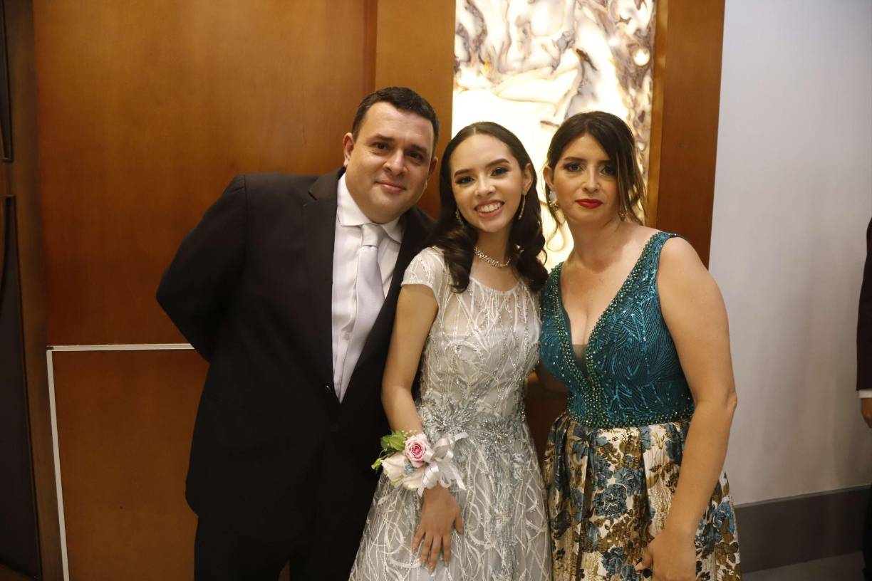  Óscar Tablas, Silvia Tablas y Nevia Álvarez