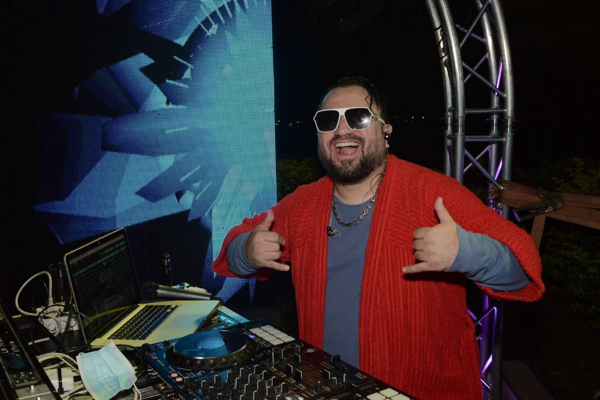 Allanv fue el dj que amenizó la fiesta hasta el amanecer en la terraza del Hotel Hyatt de SPS.
