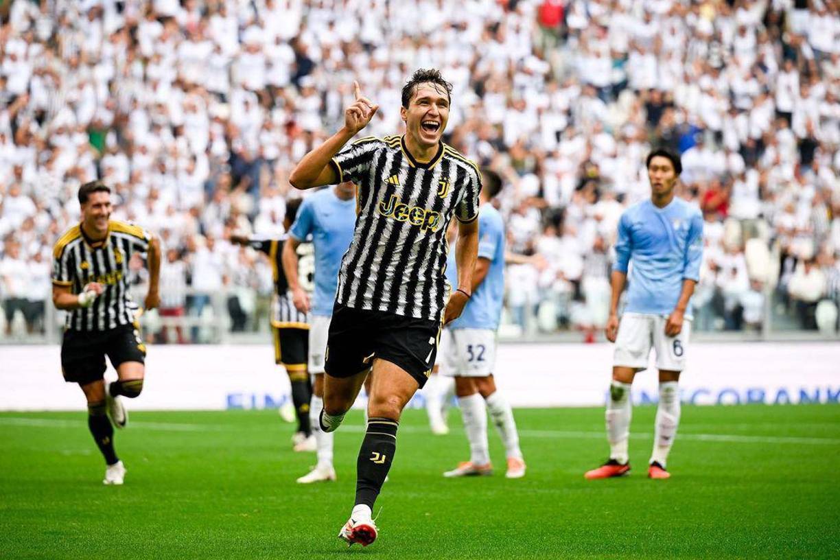 Según informa Tuttosport, la Juventus tiene en la mira a Sancho ante la inminente salida de Chiesa rumbo a Roma. La Juve ya tenía su nombre sobre la mesa y ya se habría puesto en contacto con el Manchester United.