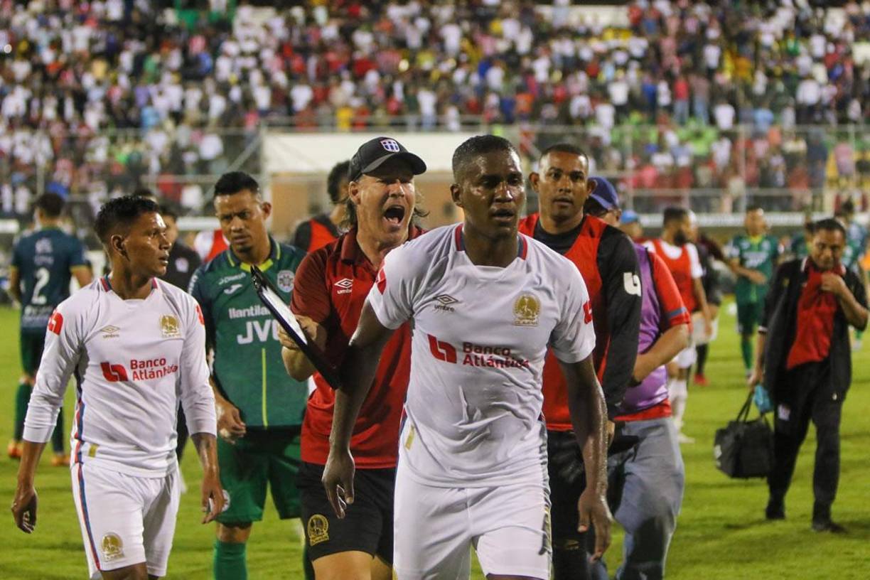 Jugadores y cuerpo técnico del Olimpia celebraron en el campo la clasificación a la final.