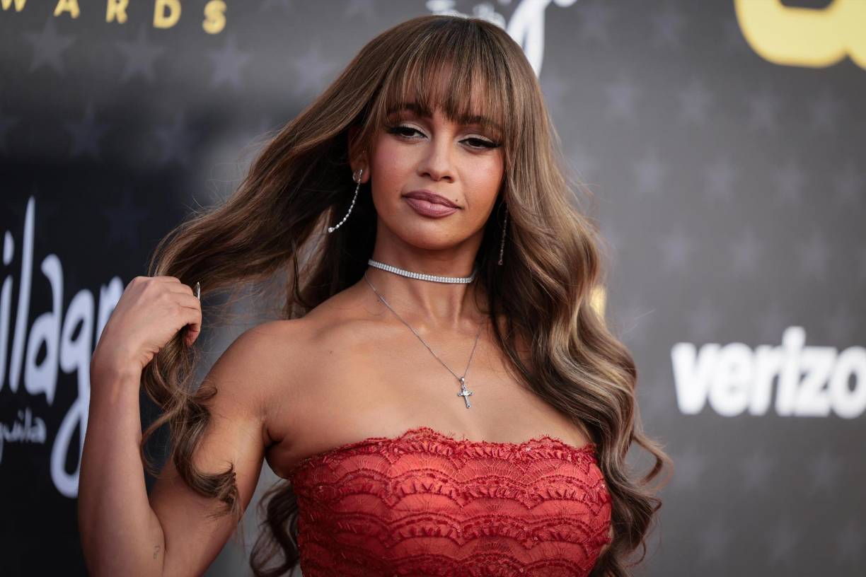  Vanessa Morgan muy guapa con un tono terracota y una espectacular melena con ondas en color caramelo.