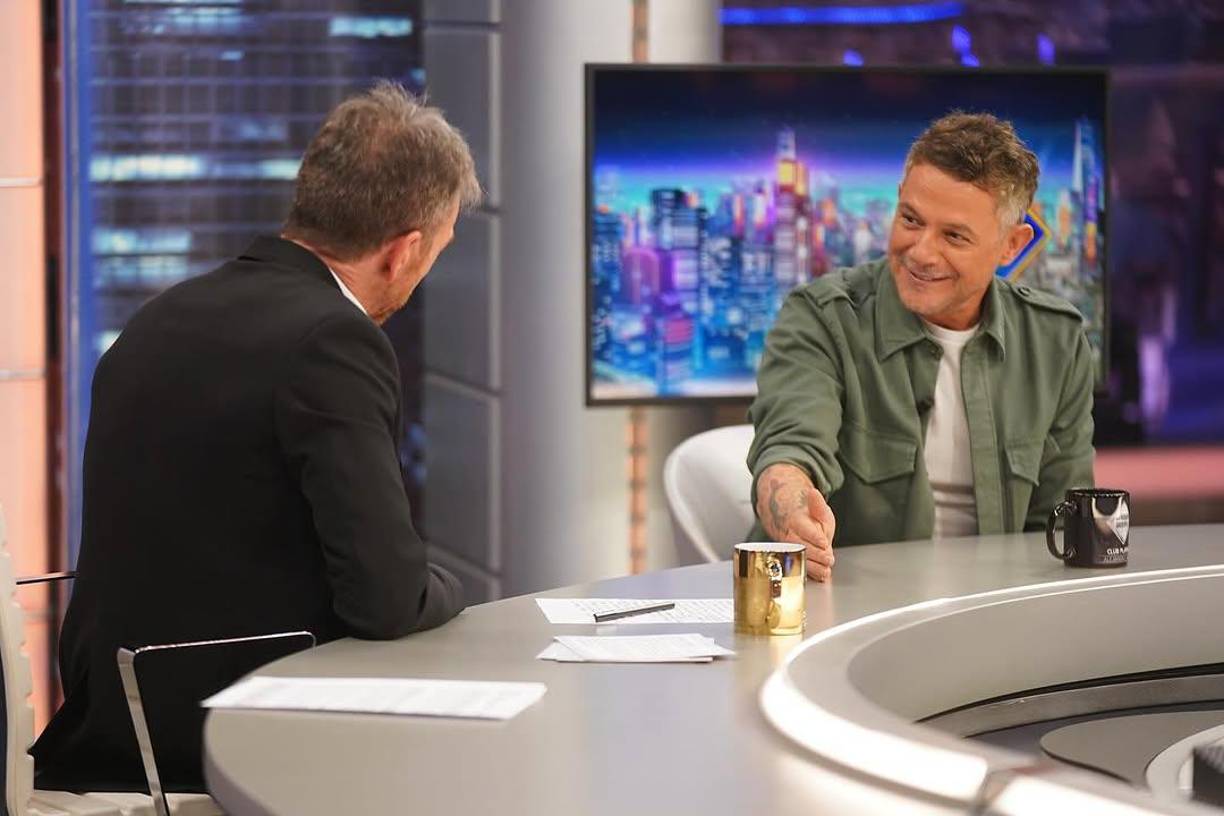 Sanz, conocido por su carácter conciliador, sugirió a Motos escribir una carta a Broncano. En un gesto simbólico, el cantante dictó el mensaje en directo, mientras Motos lo escribía. La carta decía: “Querido David, pelillos a la mar. Te deseo lo mejor. Espero que nos veamos pronto. Te quiero, tu Pablo”.