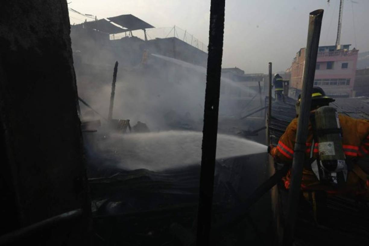 Los bomberos controlaron las llamas que consumieron el hotel Richard 3.