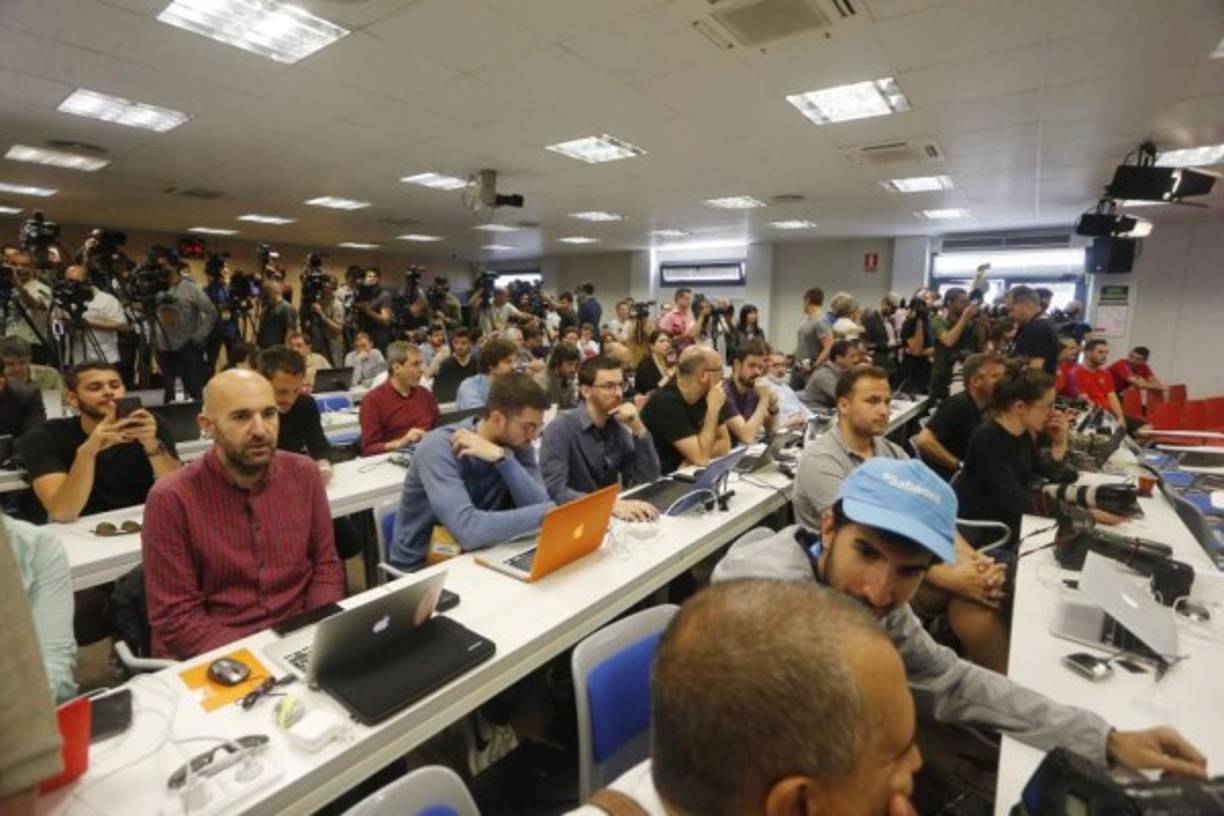 Muchos medios estuvieron presentes en el adiós del futbolista español.