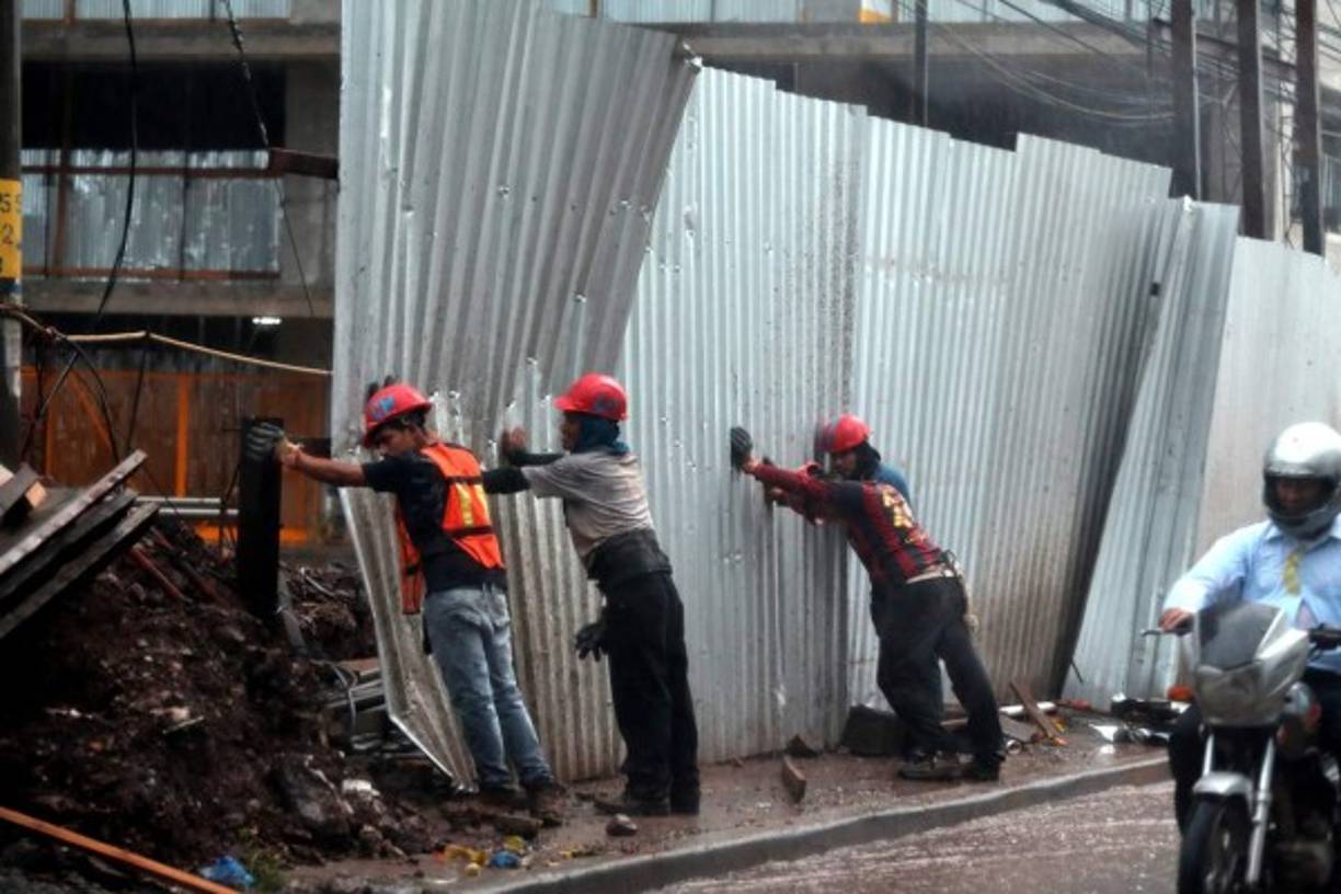 Varias construcciones se vieron afectadas por la fuerza de las lluvias y la intensidad de los vientos.